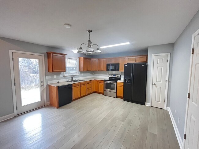 Building Photo - Beautiful 4 Bedroom and 2.5 Bath Home