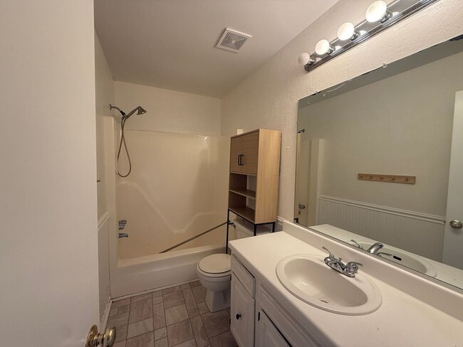 Building Photo - Townhouse Near N Great Neck & VB Blvd