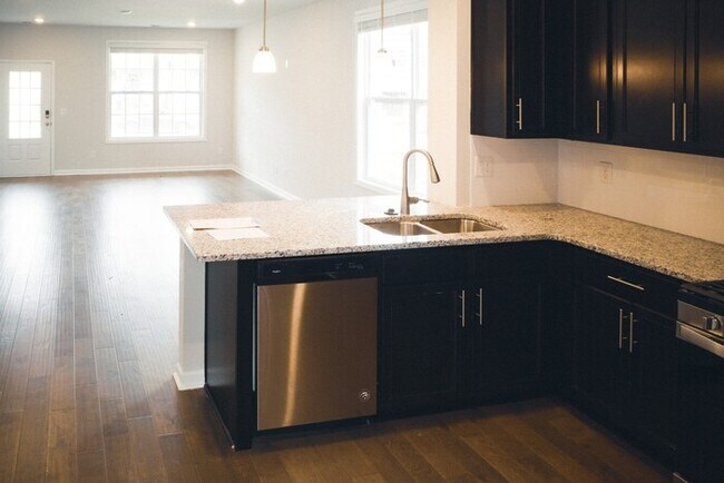 Building Photo - 4 Bed/ 3 Bath Townhome with Immediate Occupancy!