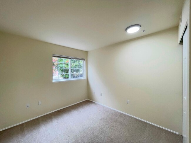 Building Photo - Bright 3-Bedroom Ground Floor Condo – Sundance at Klahanie, WA Updated & Move-In Ready with Clubh...