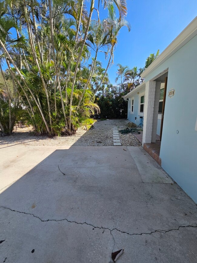 Building Photo - 1008 Macy St