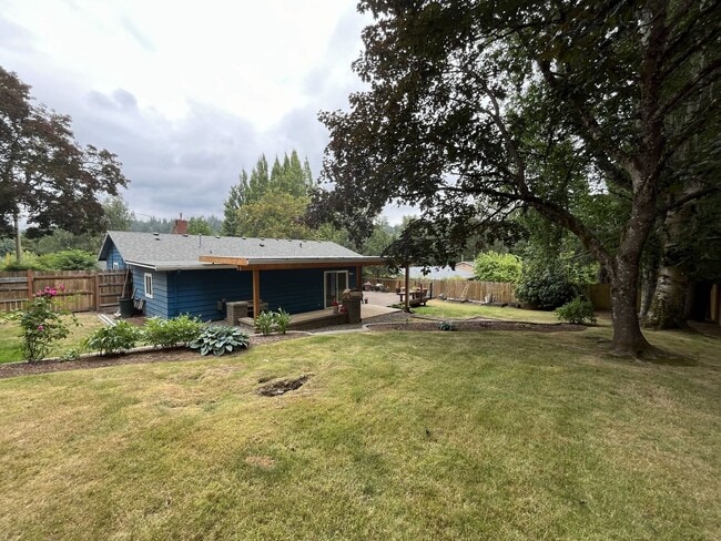 Building Photo - Beautiful 3-Bedroom West Linn Home with Bonus Room, Updated Kitchen and Large Fenced Yard