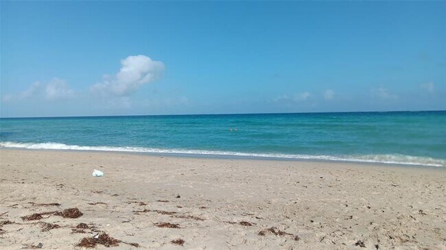 Building Photo - 3001 S Ocean Dr