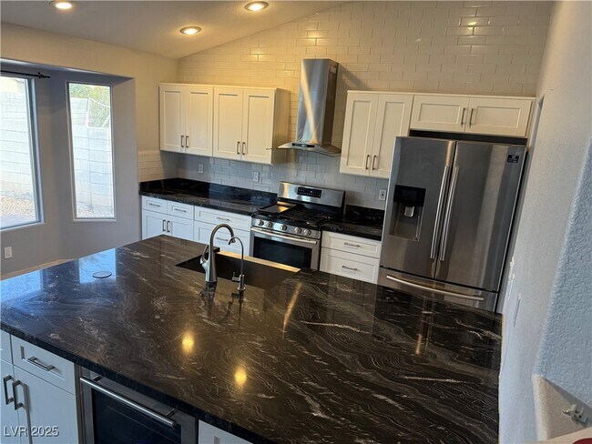 Building Photo - 4749 Califa Dr