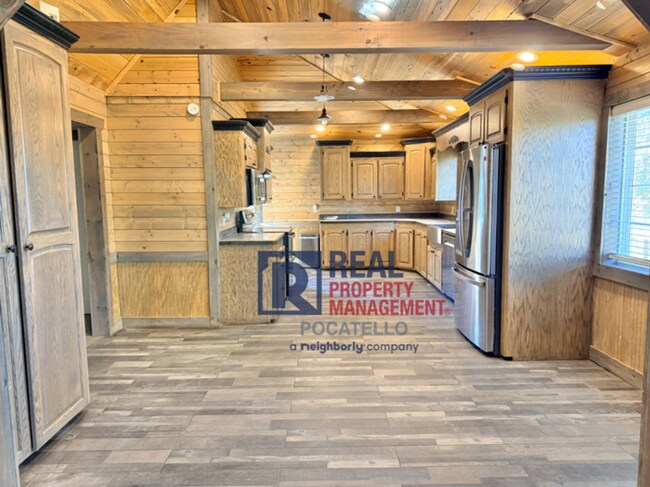 Building Photo - Beautiful 5 bed 2 bath country living - 5+...