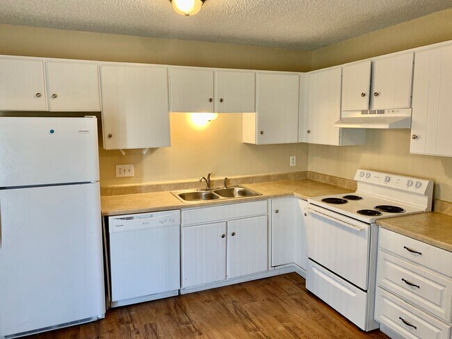Building Photo - Spacious 3 Bedroom
