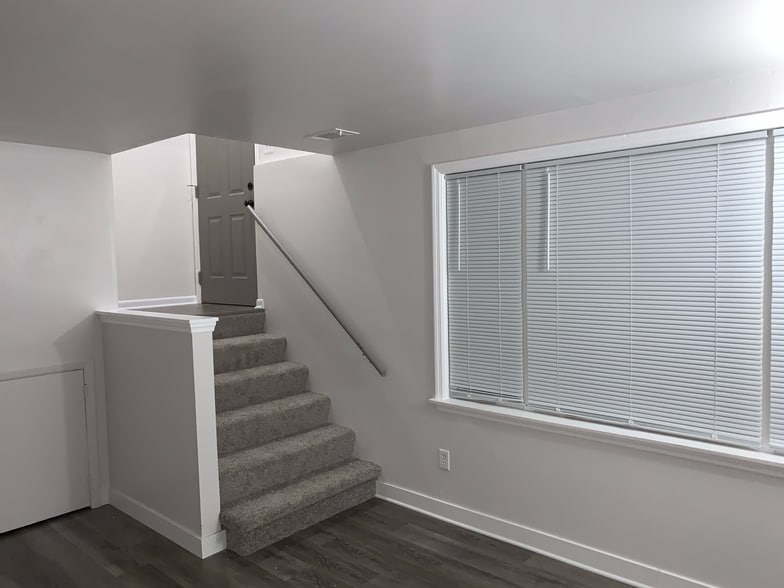 Building Photo - 5322 Plaza Ave