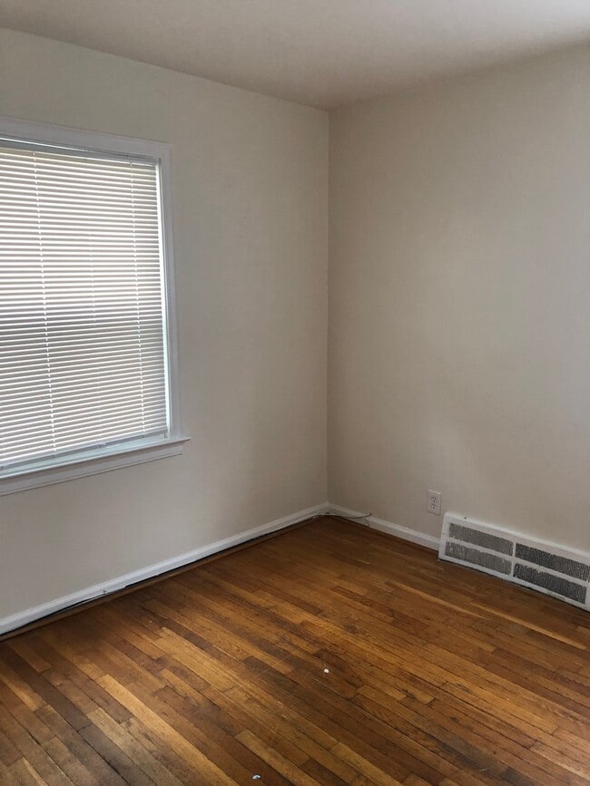 Building Photo - 3 bedroom - 1 bath - Warrendale - $1300