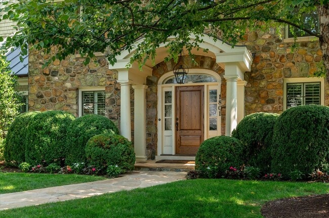 Building Photo - Exceptional Living in the Heart of Arlingt...