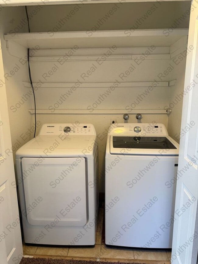 Building Photo - Spacious 4 bedroom 2 bath brick home