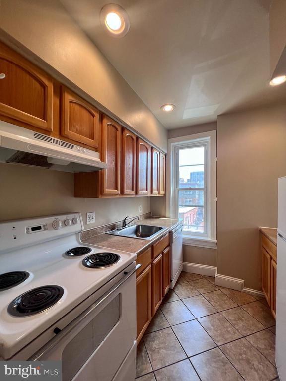 Building Photo - 1303 W 13th St