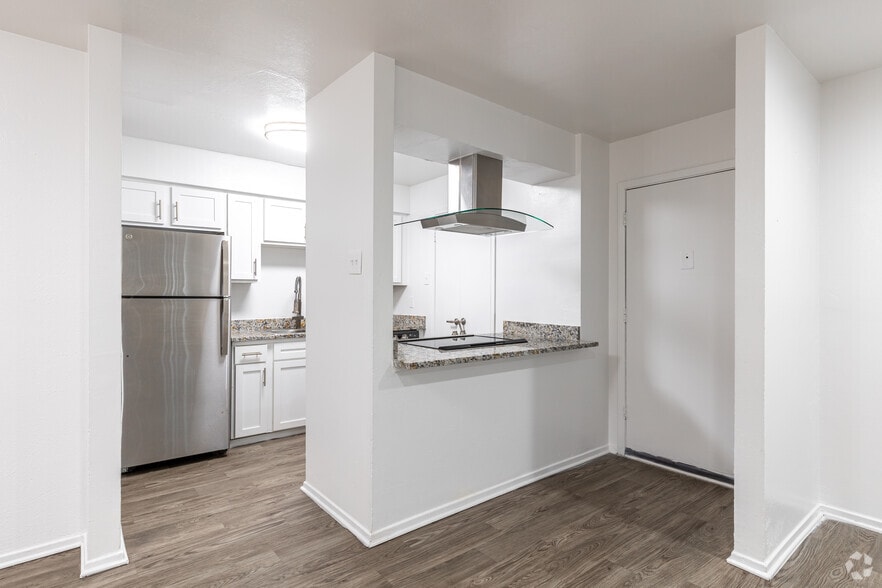 2BR, 2BA - 932SF - Kitchen - z - Historical - The Brittany