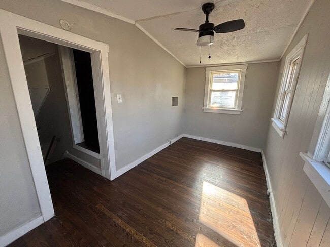Building Photo - Spacious 2BR + Den with Huge Deck & Hardwood Floors