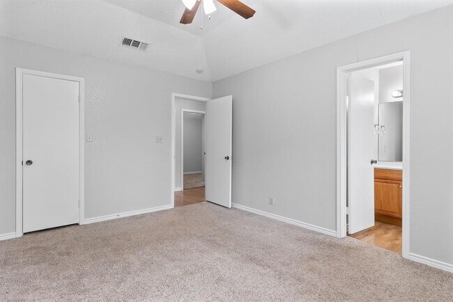 Building Photo - 506 Lakeway Dr