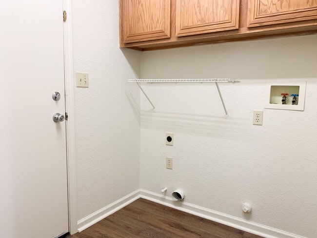 Building Photo - **Coming Soon** Comfortable 3 Bed, 2 Bath in Elk Grove