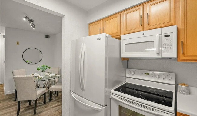 Building Photo - Charming Downtown San Jose condo located a...