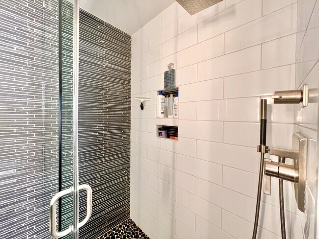 Building Photo - UPTOWN TOWNHOUSE!