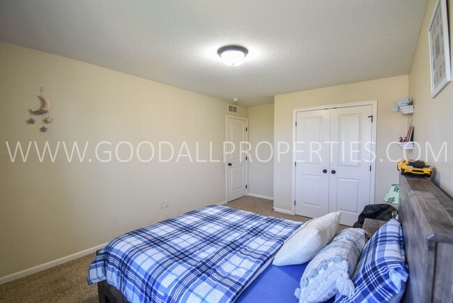 Building Photo - 5 Bedroom Home with Fenced Yard, and 3 Car Garage in Waukee