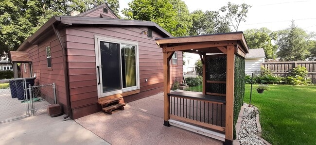 Building Photo - Great Eastside Location 3-Bedroom Bungalow...