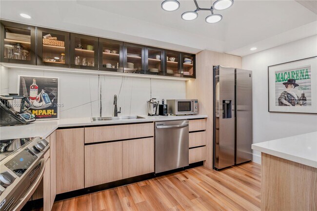 Building Photo - 520 Brickell Key Dr