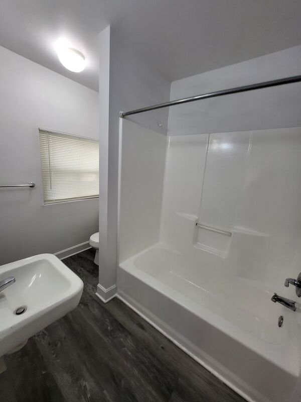 Building Photo - 523 W Maple Ave