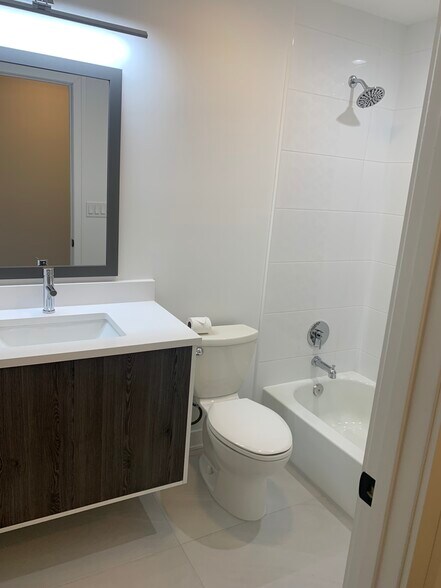 Building Photo - 1002 Castilian Ct