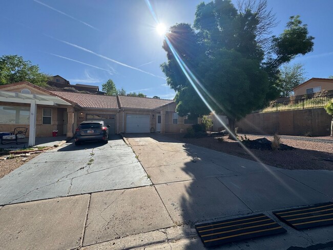 Building Photo - Fully Furnished Desert Dream Townhome!