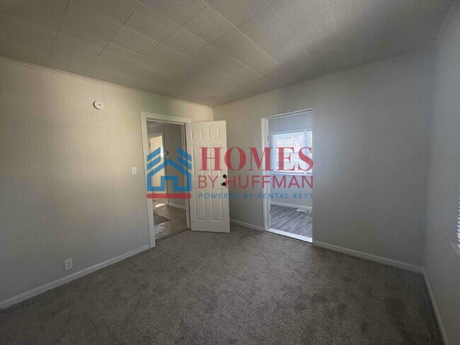 Building Photo - Two Bedroom House | Detached Garage