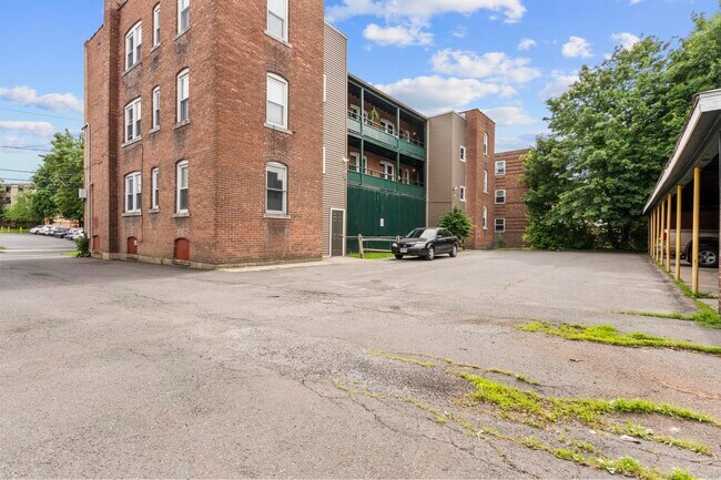 Building Photo - 36 School St