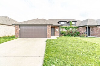 Building Photo - Spacious Centerton Duplex