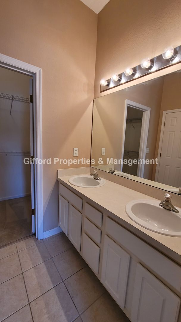 Building Photo - Beautiful Stonefield at Bartram Park Townhome