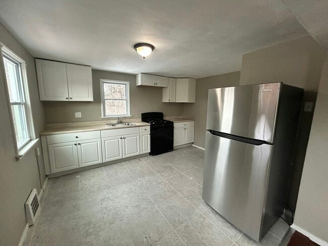 Building Photo - 151 Collins Dr