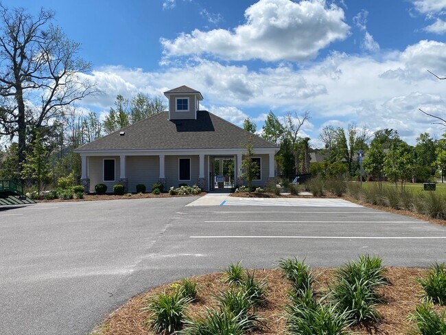 Building Photo - 5 Bedrooms, 3 Bathrooms in Richmond Hill P...