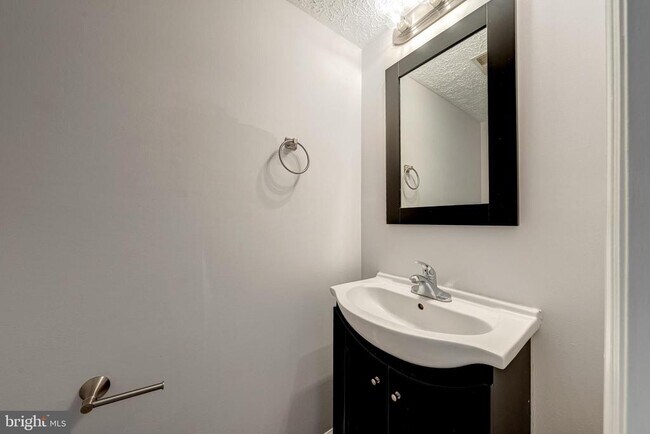 Building Photo - 6320 Lightburn Ct