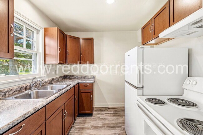 Building Photo - 1742 N Whittier Pl