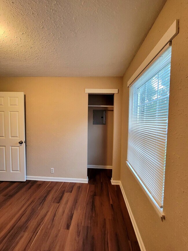 Building Photo - Section 8 Approved! 1 bedroom 1 bathroom w...