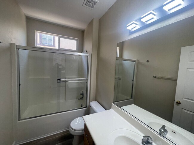 Building Photo - Beautiful 4 Bedroom Close to Downtown Brentwood!