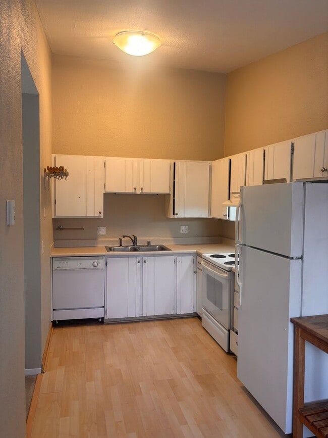 Building Photo - Two Bedroom East Anchorage Condo with Washer/Dryer Unit!