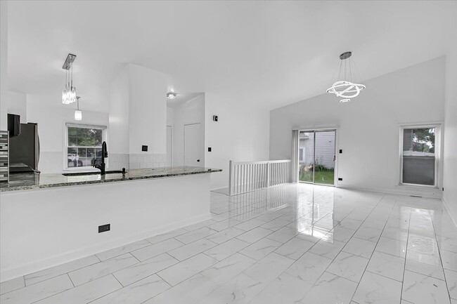 Building Photo - 1645 Estate Cir