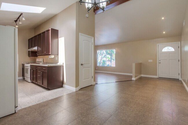 Building Photo - Beautiful 3 Bedroom + Den Home in the Foot...