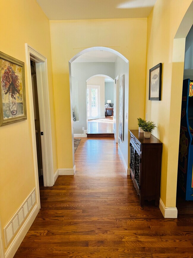 Building Photo - 3209 W Fairview Pl