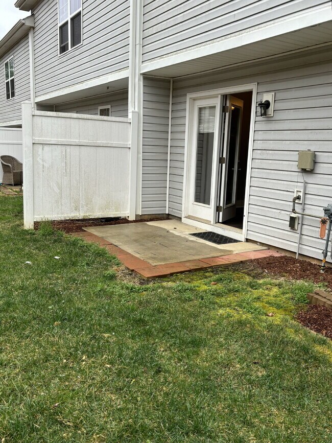 Building Photo - $500 Discount 1st month - 3 bedrooms/2.5 b...