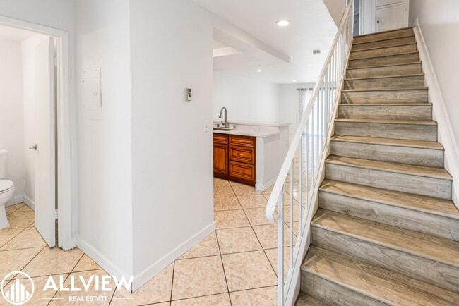 Building Photo - Beautifully Renovated 2-bedroom, 1.5-bath ...
