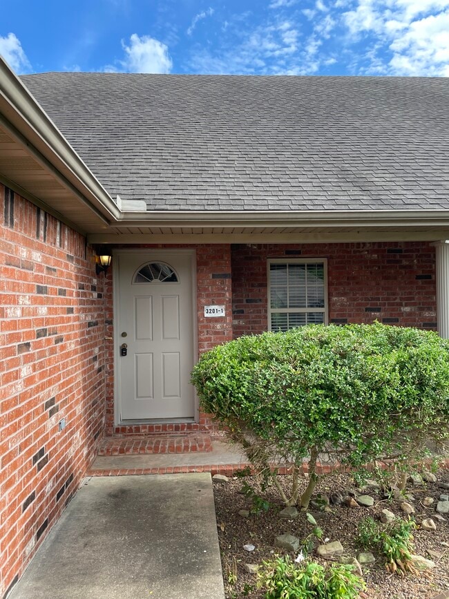Building Photo - 3201 SW Amberwood Ave