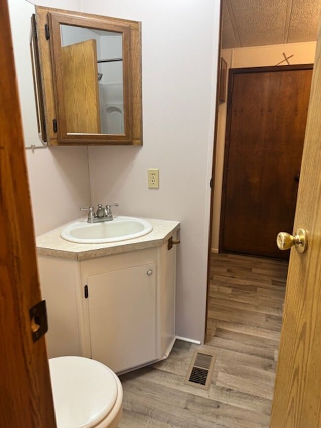 Building Photo - RARE FIND AVAILABLE NOW HOME IN ROGUE RIVER