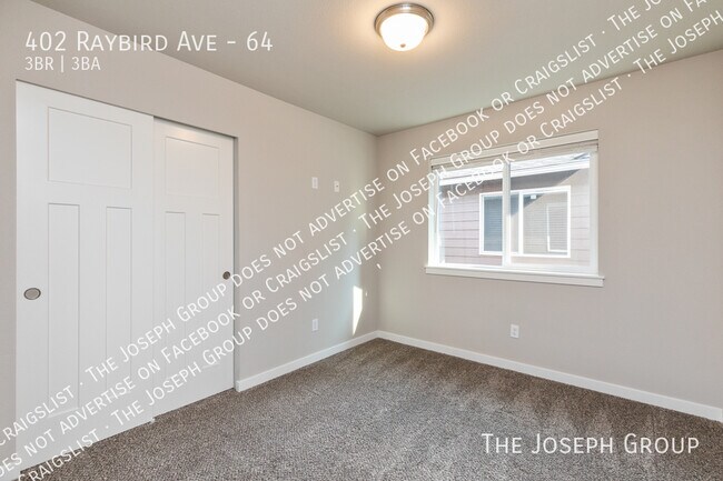 Building Photo - 402 Raybird Ave