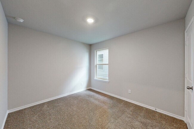 Building Photo - 3 Bedrom 2 bath with a 2 car garage in Sou...