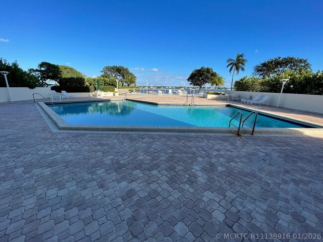 Building Photo - 5600 N Flagler Dr