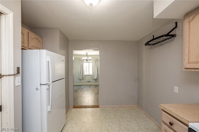 Building Photo - 8221 Pelham Dr