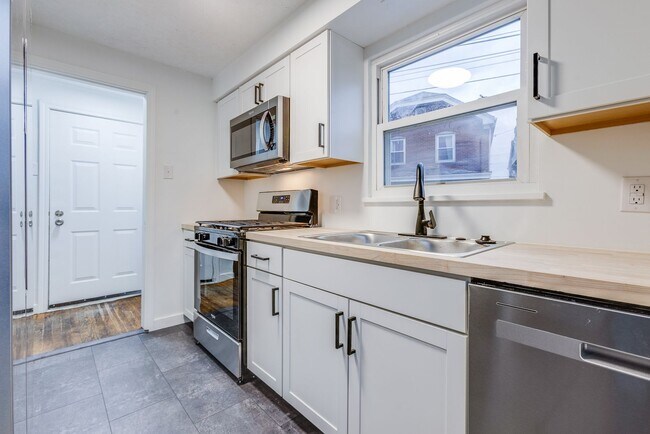 Building Photo - AVAILABLE JUNE 2026! - 2 Bedroom Suburban Vibes in the HEART of the City!!